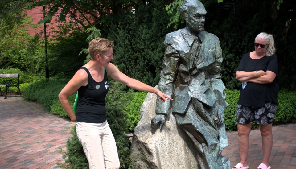 Blad. Tina Frohm, guide, berättar att Jan Fridegård-statyn håller i en tussilago. Blad. Tina Frohm, guide, berättar att Jan Fridegård-statyn håller i en tussilago.