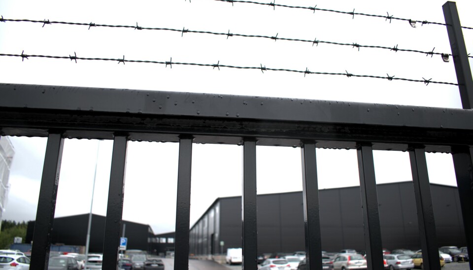 Kritik. Enligt Arbetsmiljöverket finns risker för att personalen skadas. Anmält. Enligt skyddsombudet upplever personalen obehag av att vara övervakade.