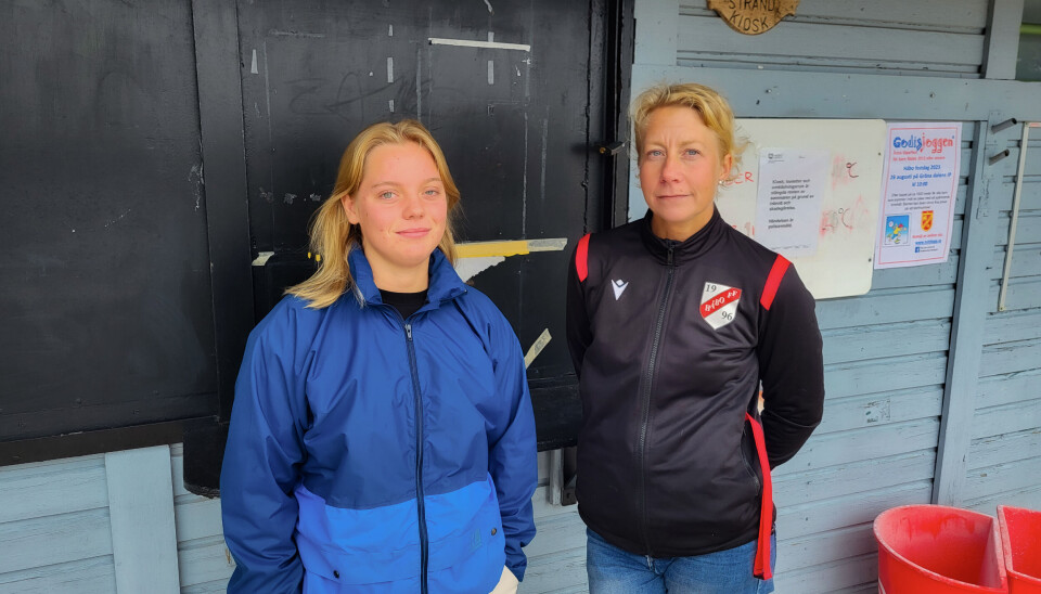 Besvikna. Sommarjobbaren Isabel och Madelen som är kioskansvarig, framför luckan som bröts upp vid inbrottet. Besvikna. Sommarjobbaren Isabel och Madelen som är kioskansvarig, framför luckan som bröts upp vid inbrottet.