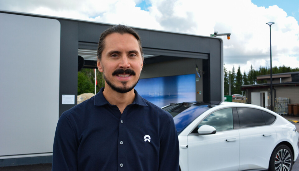 Batteribyten. Sedan 2018 har kinesiska bilföretaget Nio gjort 25 miljoner batteribyten. På bild: Gustaf Sjöholm, Nios pressansvarig i Sverige, på batteristationen i Enköping. Batteribyten. Sedan 2018 har kinesiska bilföretaget Nio gjort 25 miljoner batteribyten. På bild: Gustaf Sjöholm, Nios pressansvarig i Sverige, på batteristationen i Enköping.