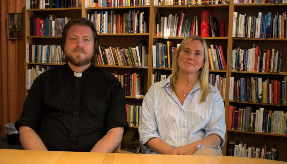 Från vaggan till graven. David Fredin Silverkors och Malin Hörberg ser det som naturligt att kyrkan nu också driver begravningsbyrå. Från vaggan till graven. David Fredin Silverkors och Malin Hörberg ser det som naturligt att kyrkan nu också driver begravningsbyrå.