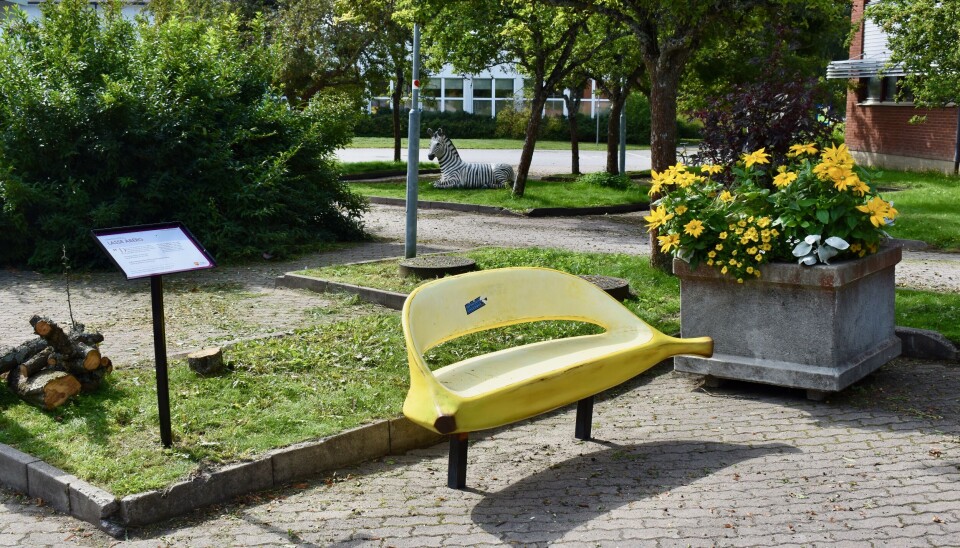 Banankontakt. En skylt med Lasse Åberg-citat i Bålsta centrum är ett exempel på hur kommunen vill uppmärksamma det litterära Håbo. Banankontakt. En skylt med Lasse Åberg-citat i Bålsta centrum är ett exempel på hur kommunen vill uppmärksamma det litterära Håbo.