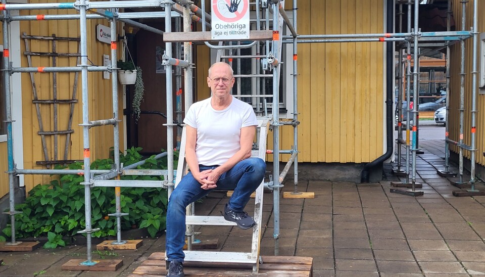 Peter Ulveström, verksamhetsansvarig på Hela Människan Enköping, känner oro för hur verksamheten ska ha råd att åtgärda fuktskadorna i huset. Peter Ulveström, verksamhetsansvarig på Hela Människan Enköping, känner oro för hur verksamheten ska ha råd att åtgärda fuktskadorna i huset.