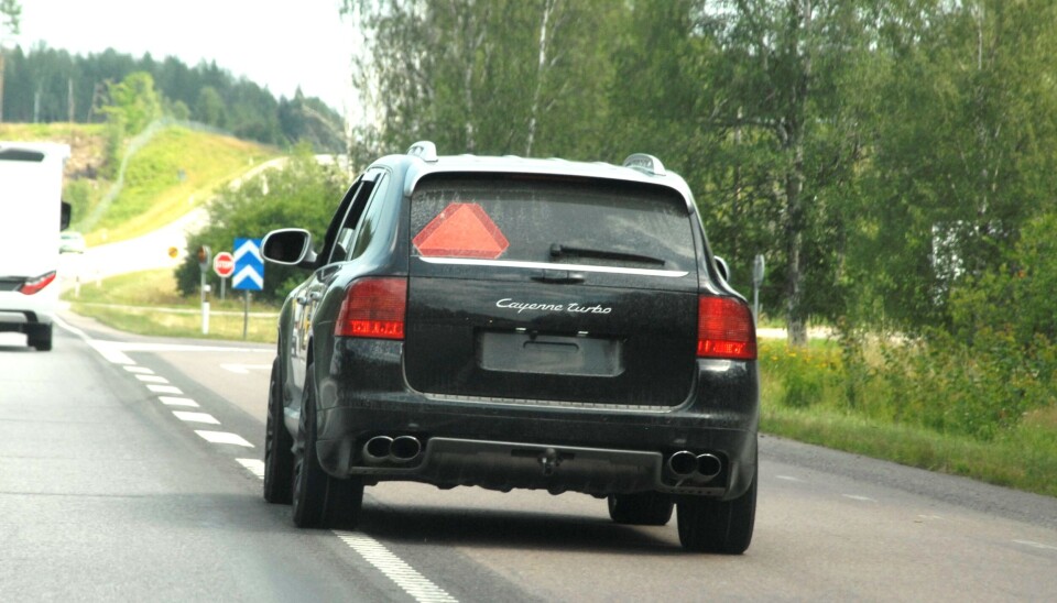 ÖKA FARTEN. A-traktorn bör få köra 50 km/timmen som tillåten hastighet i stället för dagens 30, anser vår trafikskribent. Men inför samtidigt ett speciellt körkort. Fyra timmars utbildning på moped räcker inte tycker han. ÖKA FARTEN. A-traktorn bör få köra 50 km/timmen som tillåten hastighet i stället för dagens 30, anser vår trafikskribent. Men inför samtidigt ett speciellt körkort. Fyra timmars utbildning på moped räcker inte tycker han.