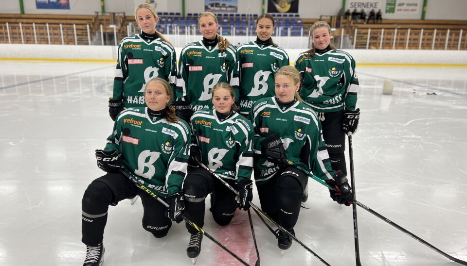 Bålstatjejerna som spelar i årets TV-pucken. Överst från vänster: Filippa Fernström, Alice Nilson, Evelina Sundell och Amalia Ojanne. Nedre från vänster: Ellinor Björk, Wilma Sylwan och Ebba Fall. Bålstatjejerna som spelar i årets TV-pucken. Överst från vänster: Filippa Fernström, Alice Nilson, Evelina Sundell och Amalia Ojanne. Nedre från vänster: Ellinor Björk, Wilma Sylwan och Ebba Fall.
