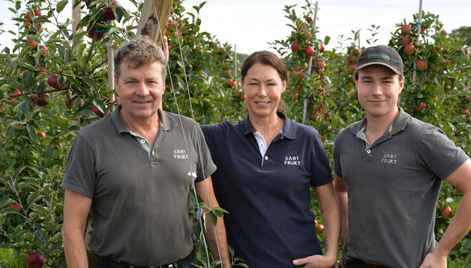 Äppelodlare. Säby Frukt och Lantbruk är en av Mälardalens största äppelproducenter. Gården drivs av (från vänster) Peter, Camilla och Jakob Sivander. Äppelodlare. Säby Frukt och Lantbruk är en av Mälardalens största äppelproducenter. Gården drivs av (från vänster) Peter, Camilla och Jakob Sivander.