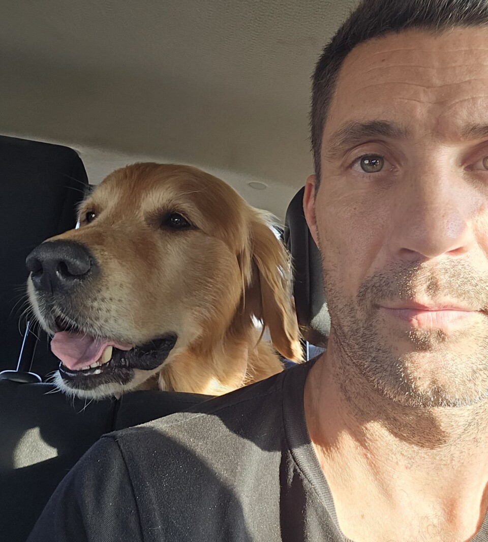 På väg att rädda liv Sökhunden Killian och Klaes-Ola Kolberg i bilen på väg att söka efter överlevande efter jordbävningen i Marocko.