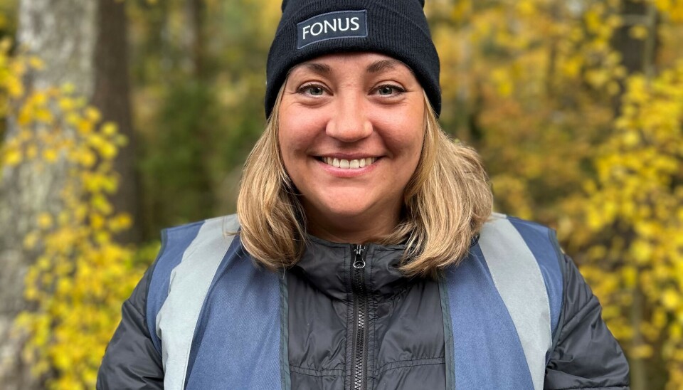 Catrin Rosenberg på Fonus Bålsta hjälper till att tända ljus på gravar i Håbo.