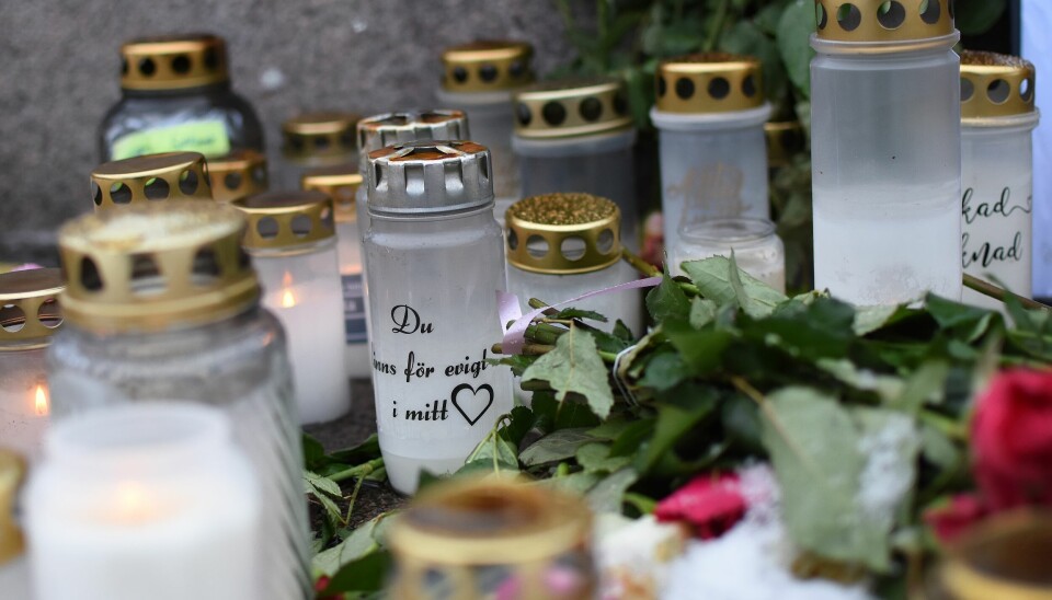 Sörjd och saknad. Ljus och blommor på Stortorget i Enköping efter mordet.