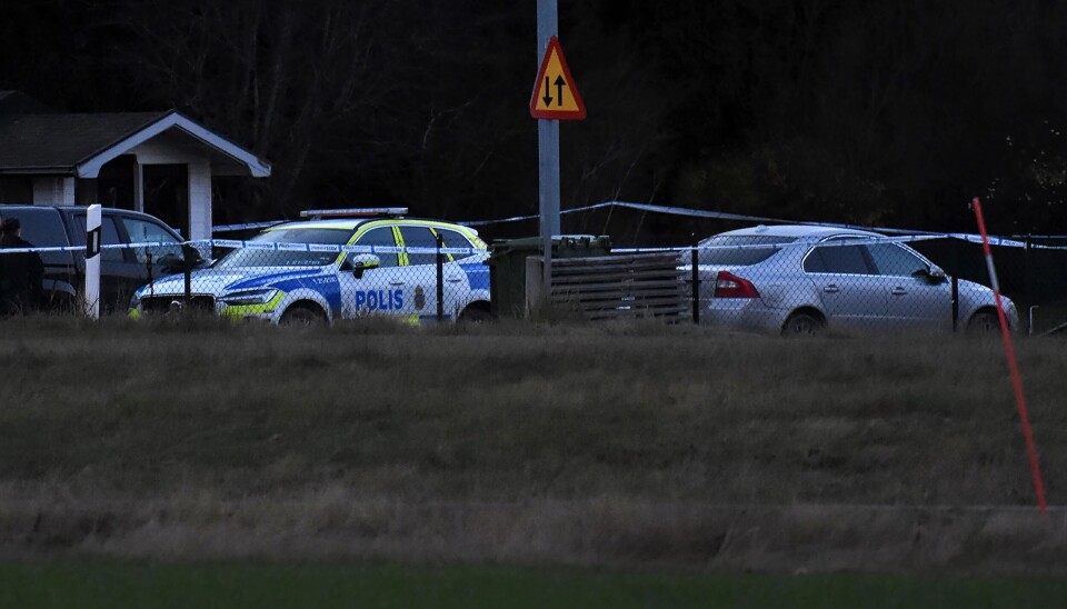 På plats. Polis utanför boendet dagen för mordet. På plats. Polis utanför boendet dagen för mordet.