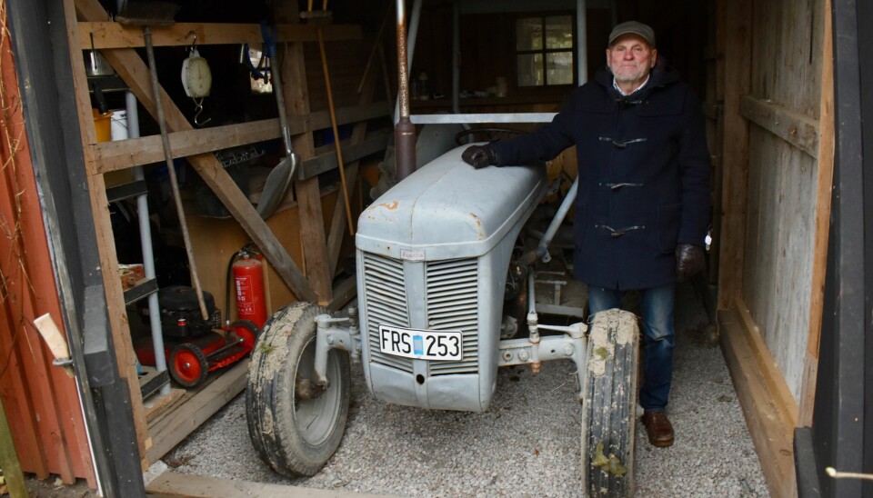 Småbrukare. Leif Björklund med 'grållen', den gamla traktorn.