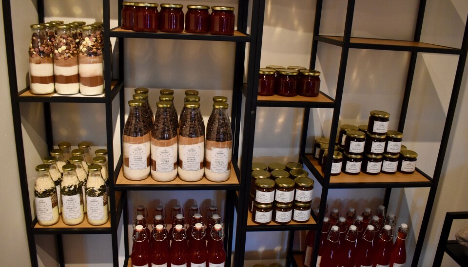 Självplock. På butikshyllan finns bland annat saft och sylt. Mycket av råvarorna har Aydan Öhlén och hennes släktingar plockat själv. Självplock. På butikshyllan finns bland annat saft och sylt. Mycket av råvarorna har Aydan Öhlén och hennes släktingar plockat själv.