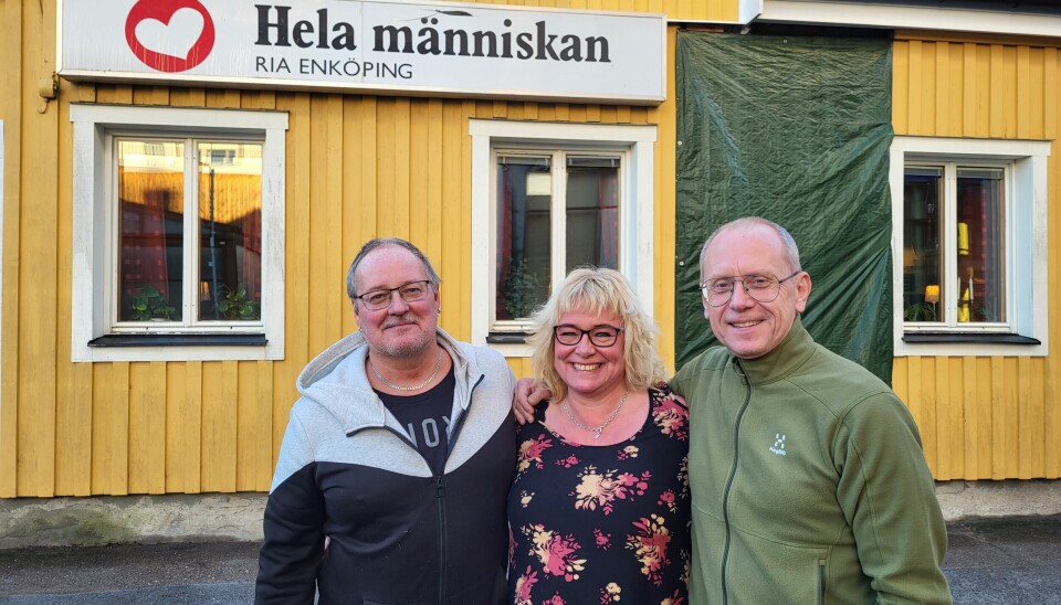 Hela Människan Enköping tackar staden och dess invånare för allt stöd till det nya taket. Från vänster: Richard Kling, Marika Englundh och Peter Ulveström.