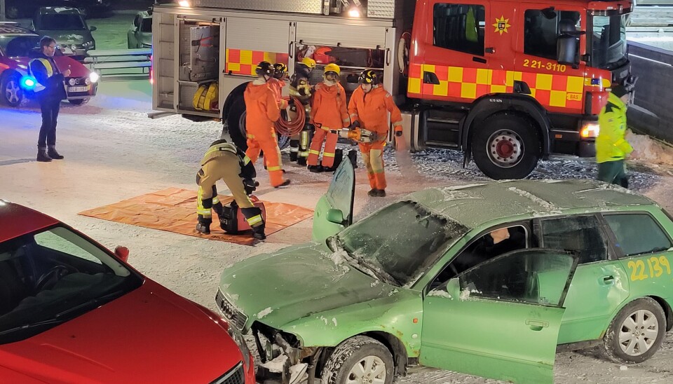 Övning. Den 29 november hade MBU (Människan bakom uniformen) slutövning i vilken ungdomarna som poliser, brandmän och ambulanspersonal fick arbeta med en smitningsolycka.
