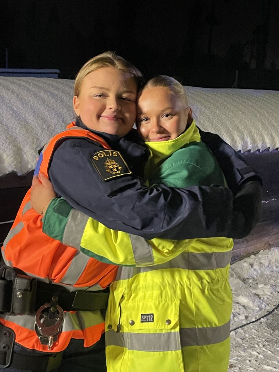Frida Ogenhall (till vänster) var polis under slutövningen och Kajsa Wadenholt ambulanspersonal.