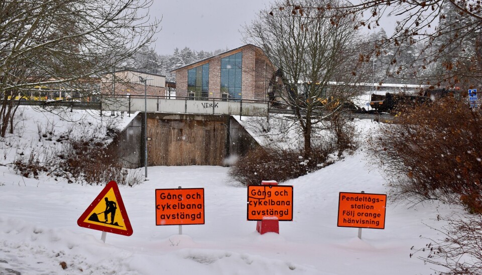 Stopp. Gångtunneln mellan Bålsta centrum och stationen är avstängd.