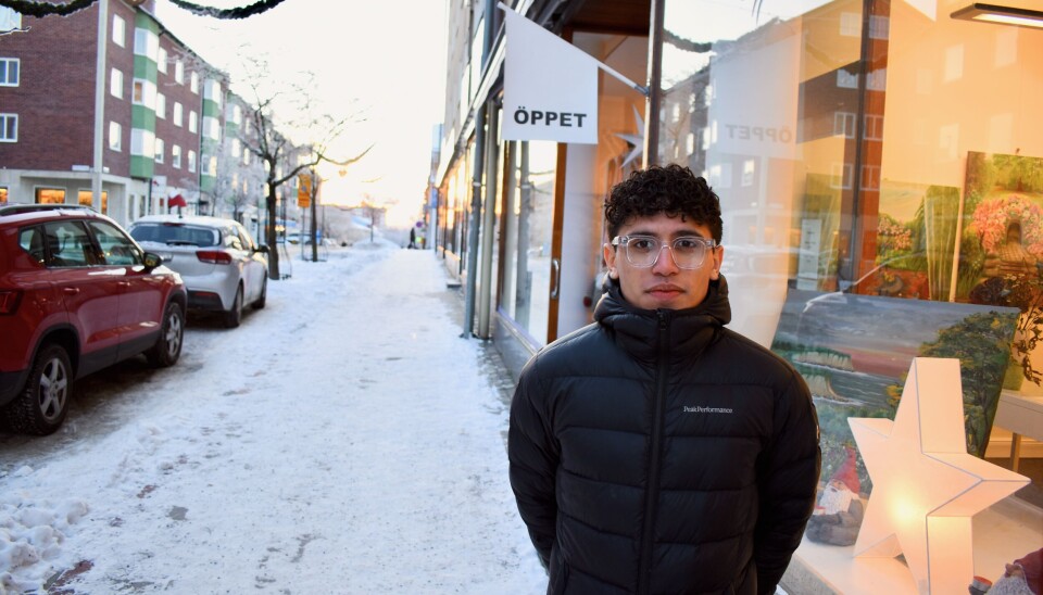 In i värmen. Föreningen Children With Love, här grundaren Filip Lange, har skaffat lokal på Kungsgatan i Enköping.
