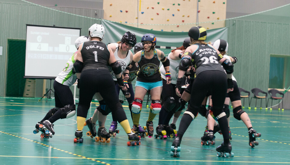 Action. Roller derby är lite som strategisk rugby på rullskridskor. Monkey Wrench Rollers-tjejerna är klädda i svarta linnen. Action. Roller derby är lite som strategisk rugby på rullskridskor. Monkey Wrench Rollers-tjejerna är klädda i svarta linnen.