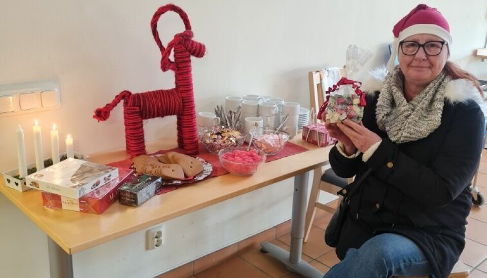 Fikastund. Eva-Lena Andersson lyckades med hjälp av gåvor i form av godis och fikabröd förse både Pomona och några andra boenden med godsaker lagom till jul.