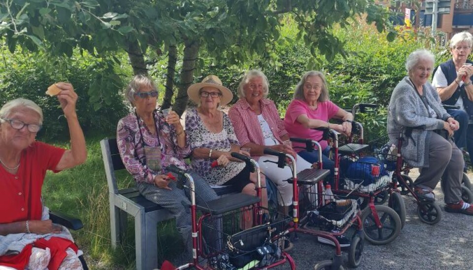Glada boenden på korvgrillning i somras på Pomona.