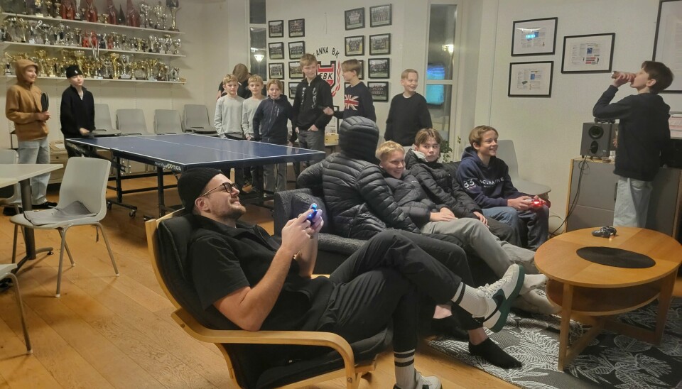 Simon Axelsson ( i stolen) spelar och umgås med några av ungdomarna när fritidsgården öppnade under jullovet.