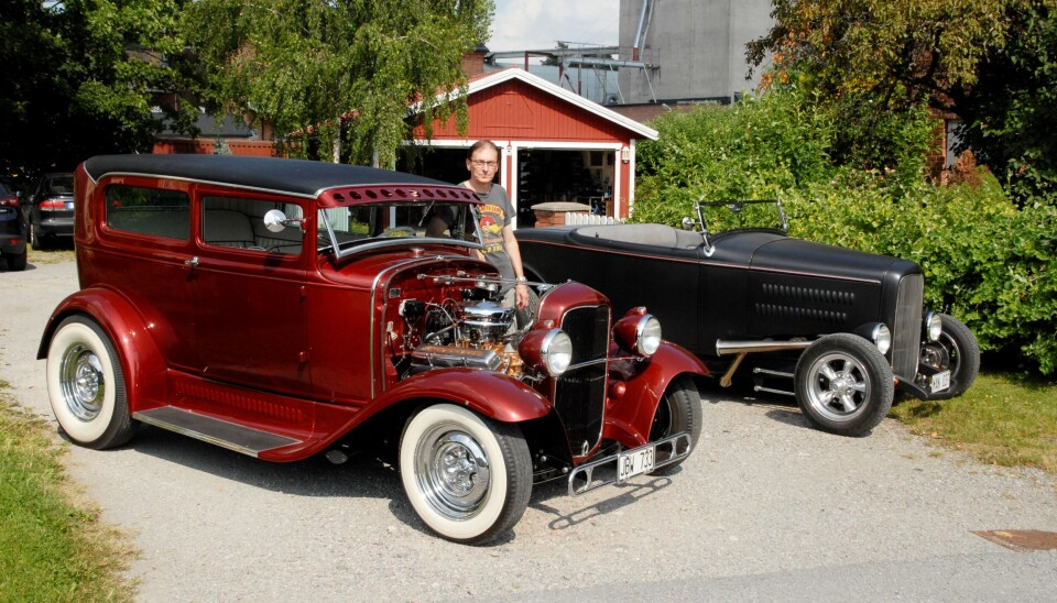 PRISAD. Grillbybon Leif Flink tillsammans med sin ombyggda och prisade Ford Tudor, årsmodell 31, och med den svarta Roadstern, m/1994, i bakgrunden.
