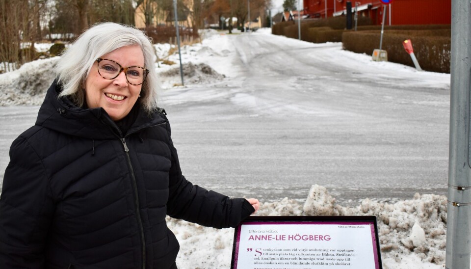 Lokalkändis. Anne-Lie Högberg har fått en egen skylt vid Kalmar kyrka i Bålsta.
