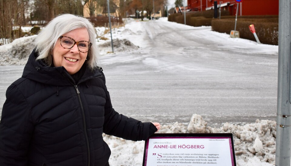 Lokalkändis. Anne-Lie Högberg har fått en egen skylt vid Kalmar kyrka i Bålsta. Lokalkändis. Anne-Lie Högberg har fått en egen skylt vid Kalmar kyrka i Bålsta.