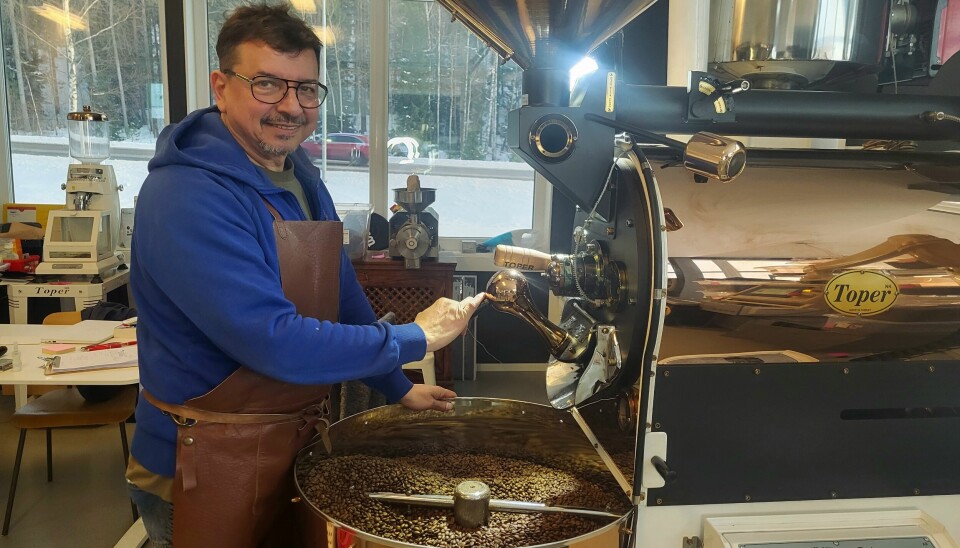 ”Kaffe är kärlek”. Abbe Bakkar rostar och malen kaffebönor från flera av världens hörn i sitt rosteri i Bålsta.