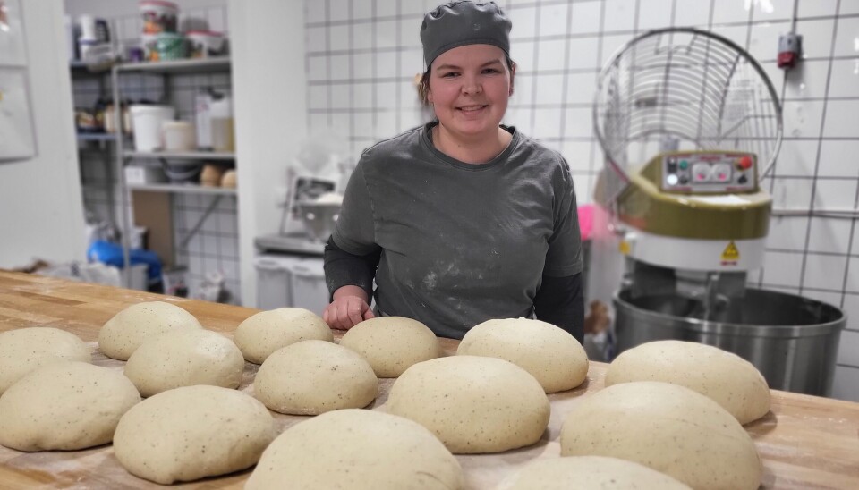 Linn Johansson, bagare och konditor på Tammerfors Konditori, med stora jästa degar, redo att bli semmelbullar.