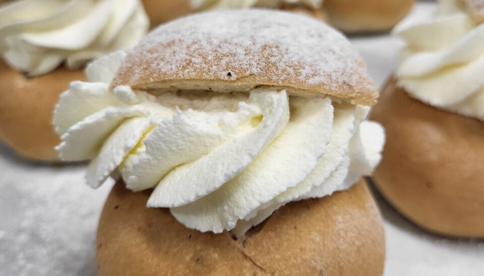 En traditionell semla, så som de flesta av oss i Sverige är vana att äta den.