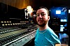 Tim Palm når miljoner med sitt musikskapande i Bålstastudion