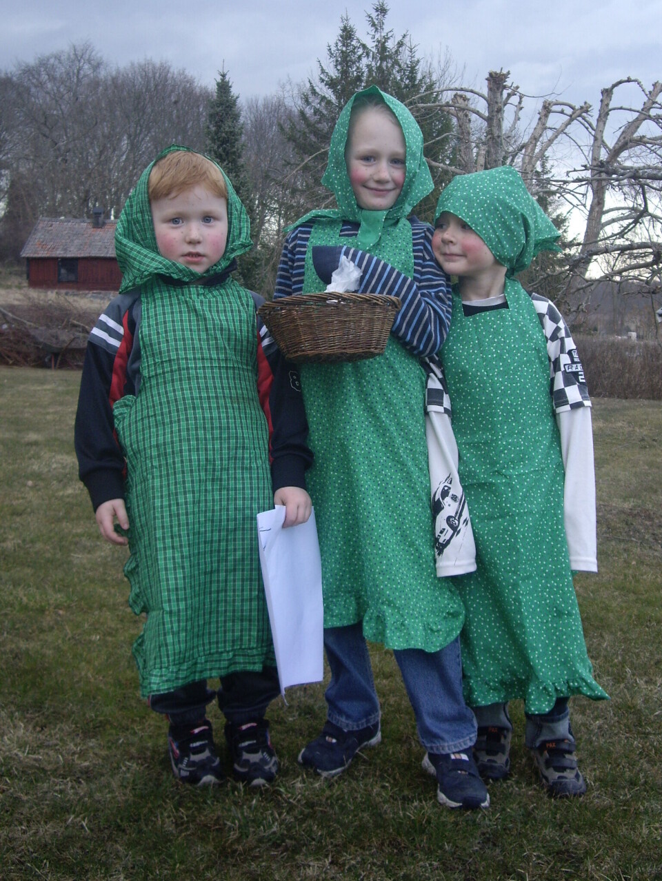 Små påskkärringar på väg ut i grannskapet med sina handmålade små påskkort.