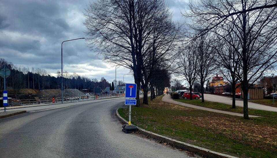 Missvisande skyltar antyder att vändplan saknas på Stockholmsvägen, där den är avstängd, vilket bidrar till att kunder vänder om.