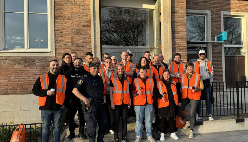 Sparbanken i Enköping initierade en vuxenvandring på valborg i samarbete med några lokala föreningar och polisen.