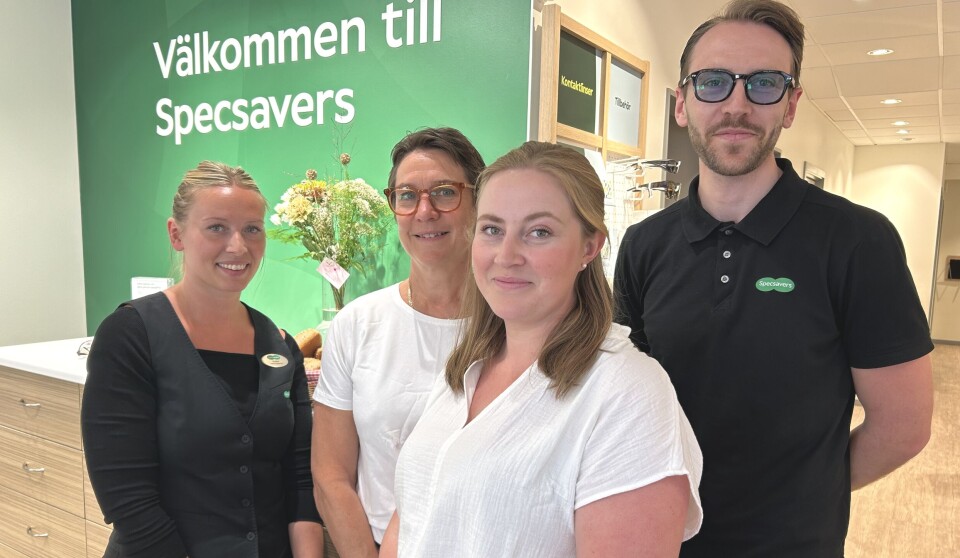 Specsavers Enköping skänker glasögon till gäster på härbärget i Enköping. Från vänster: Evelina Valgeborg, Annelie Björnfot, Maja Lindqvist och Oskar Lindqvist.