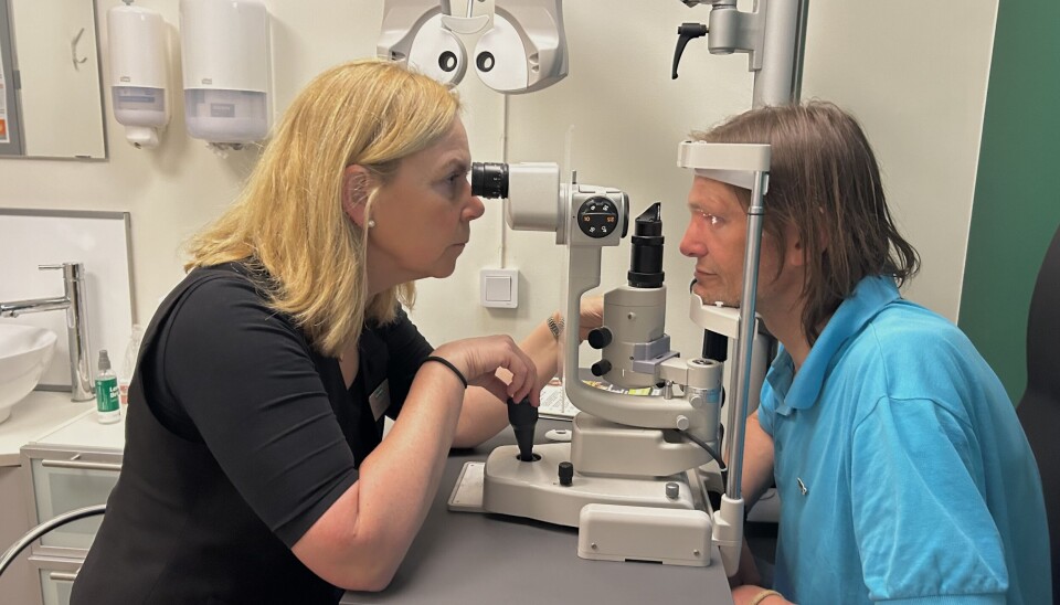 Optiker Pia Lindqvist undersöker noggrant Micke Kullbergs syn.
