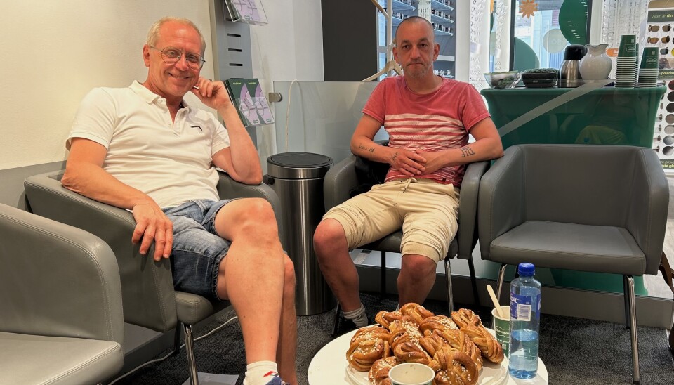 Peter Ulveström (från vänster), verksamhetschef på Ria Hela Människan Enköping, och Amir Omerovic låter sig väl smaka av fikat på Specsavers.