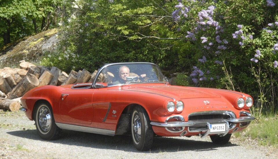 SKÖNHET. Ingen risk att få EU:s röda stämpel ”Avfall”. En 1962-års Chevrolet Corvette hemma på gården i Litslena utanför Enköping. Justus Wahlström har ägt den knallröda skönheten sedan 1987.