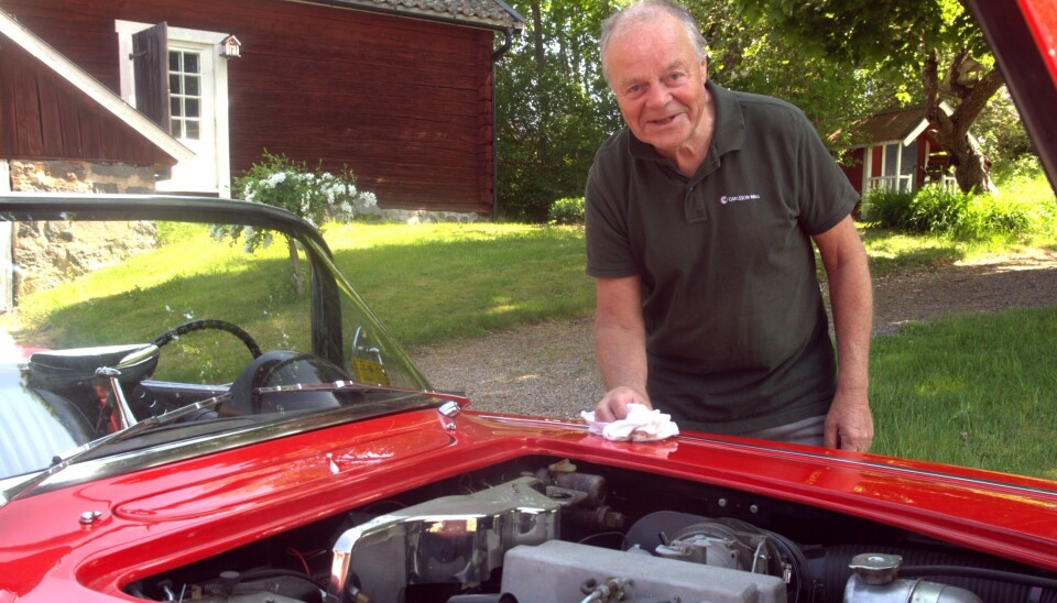 DAMMFRI. Chevrolet Corvette Fuel Injected, 5,4 liter och 360 hk. Damm finns vare sig i motorrummet eller på lacken. Mäklaren Justus Wahlström vårdar sin pärla.