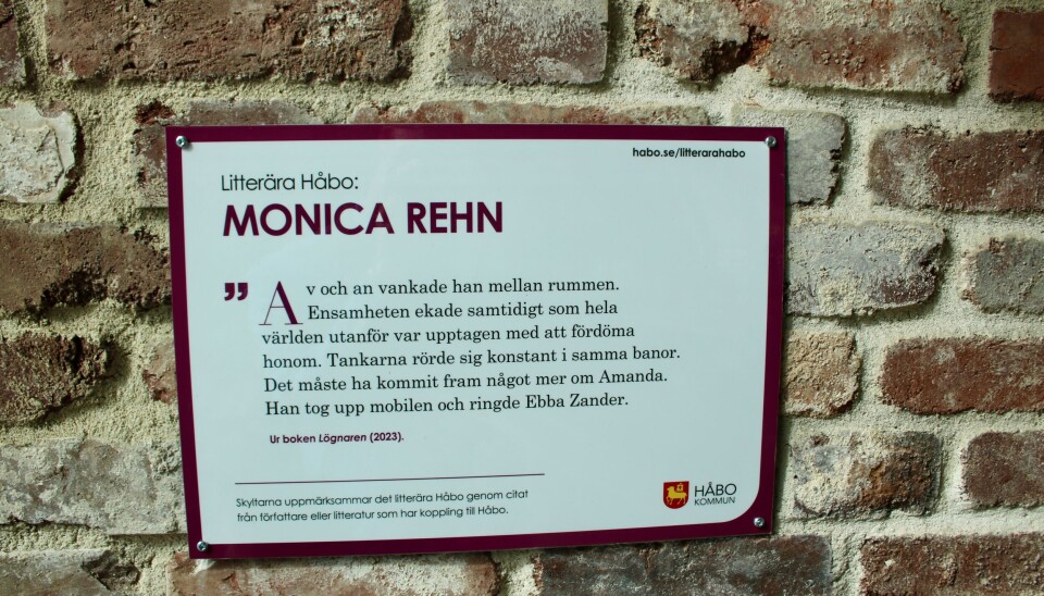 LOKAL LÄSNING. En skylt med citat från Monica Rehns bok ”Lögnaren” är nu placerad i väntrummet i resecentrum i
Bålsta. LOKAL LÄSNING. En skylt med citat från Monica Rehns bok ”Lögnaren” är nu placerad i väntrummet i resecentrum i
Bålsta.