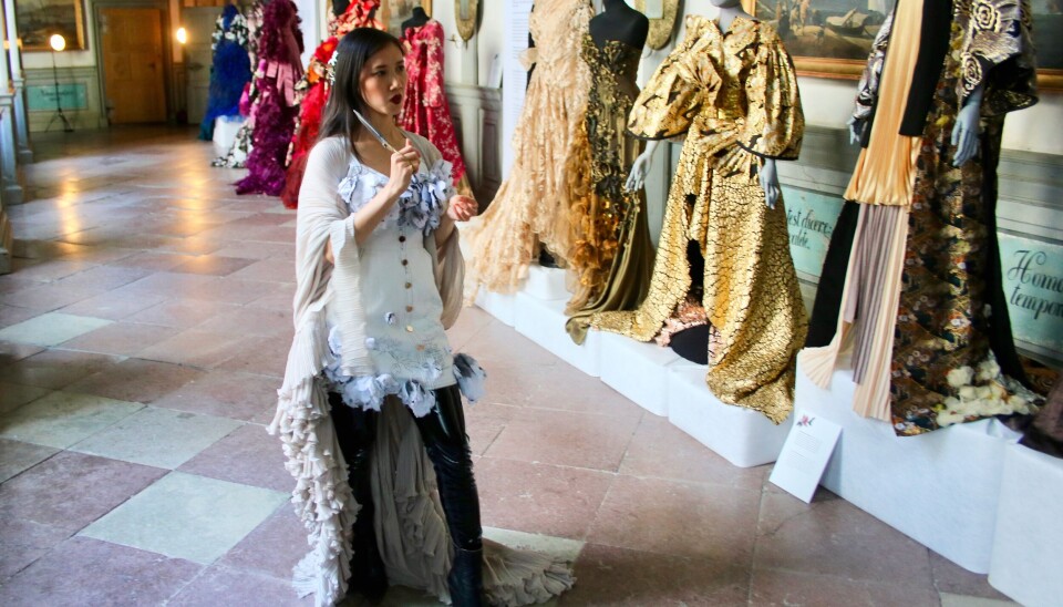 Återbruk. Louise Xin använder mycket begagnat tyg i sina klänningar. Återbruk. Louise Xin använder mycket begagnat tyg i sina klänningar.