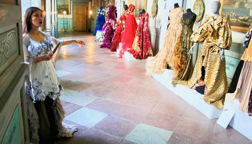 Klipper till. Modedesignern och konstnären Louise Xin visar sina klänningar. Klipper till. Modedesignern och konstnären Louise Xin visar sina klänningar.