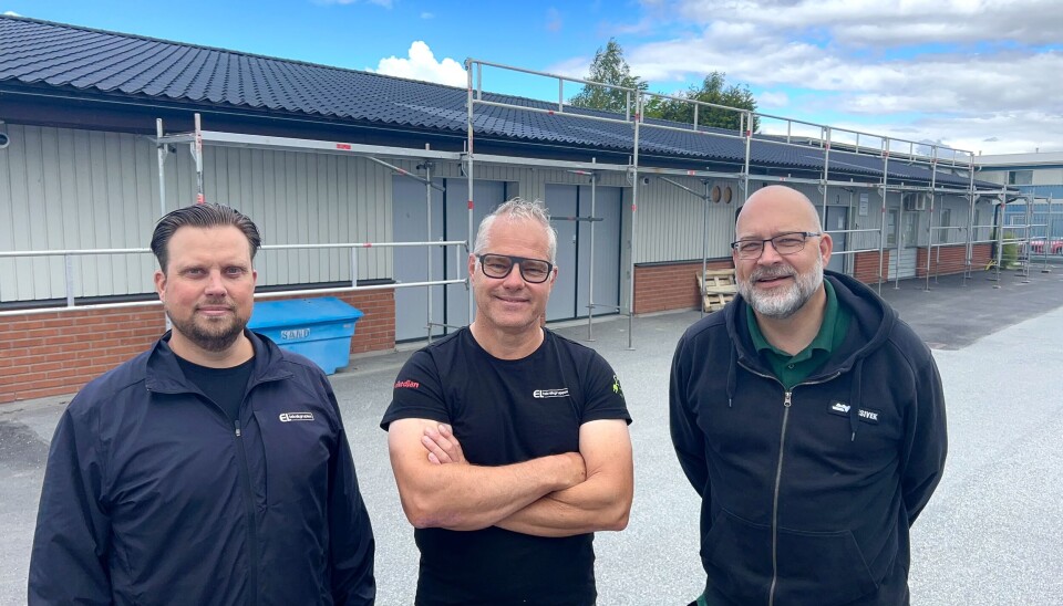 Ny pilotetablering av integrerat solcellstak i Bålsta. Från vänster: Johan Björk, kundansvarig Elteknikgruppen, Dan Hallman, vd Elteknikgruppen och Jonas Syrén, administrativ chef Vesivek.