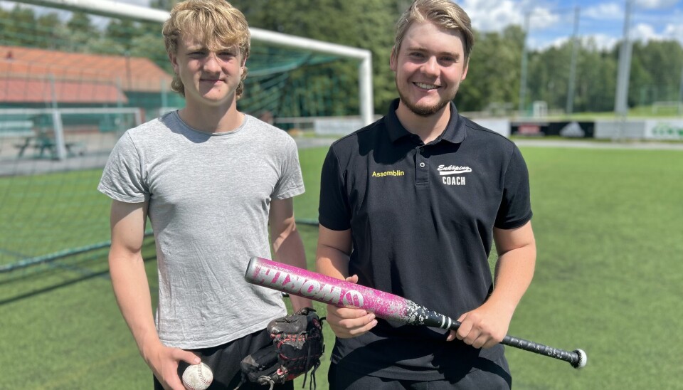 Erik Thorsén (till höger) och Elliot Borbas visar barn på fritis på Bergvretenskolan hur man spelar base- och softboll.