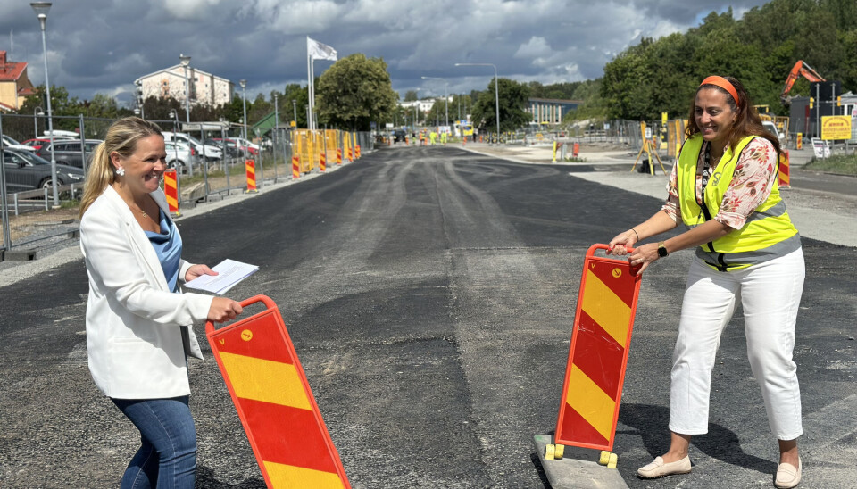 På bilden är det från vänster: kommunstyrelsens ordförande Catherine Öhrqvist och Sh byggs vd Dalia Ramzi.
