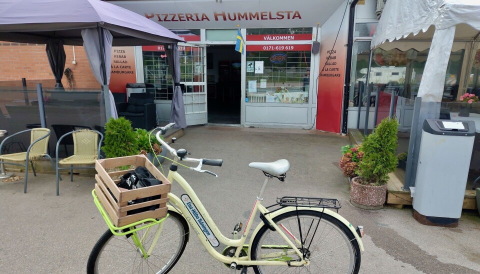 Första anhalt. Fram till Hummelsta är det en bra cykelväg som avskiljs från biltrafiken med ett räcke. Första anhalt. Fram till Hummelsta är det en bra cykelväg som avskiljs från biltrafiken med ett räcke.