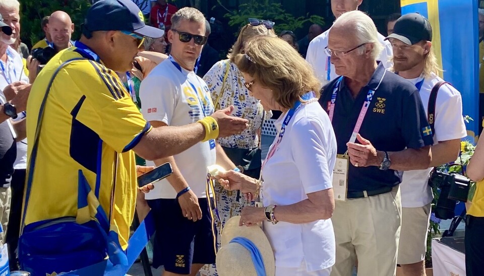 Lengan delar ut sin egen guldmedalj till kung Carl XVI Gustaf och drottning Silvia.