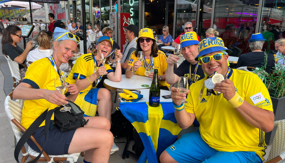 Lengan (till höger) och hans vänner firar svenska vinster på plats i Paris.
