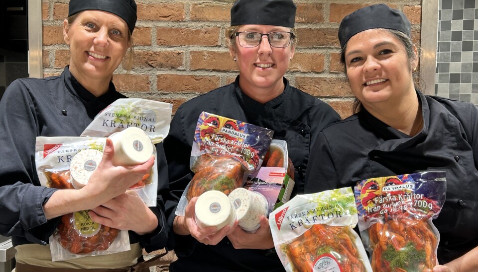 Gott med kräftor. Ica Supermarket Westerlund har både färska och frysta kräftor och olika tillbehör som passar till kräftskivan. På bild från vänster: Sofie Wallin, Åza Holm och Isabella Karlström.
